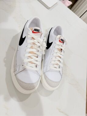 Nike White Low-Top Sneakers with Black Swoosh